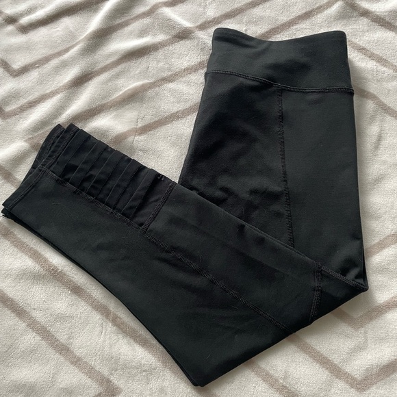 VGUC Fabletics Women’s Black Capri Tights Leggings w/ Mesh Detail Size Medium M - Picture 9 of 11